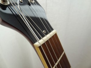 Sillet de Type Gibson, en bout de touche.